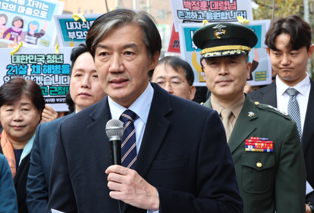 조국 조국혁신당 대표가 21일 서울 용산구 중앙지역군사법원에서 열린 채 해병 순직사건 수사 이첩 관련 항명 및 상관명예훼손 관련 10차 공판에 앞서 가진 기자회견에 참석해 발언하고 있다. 뉴스1