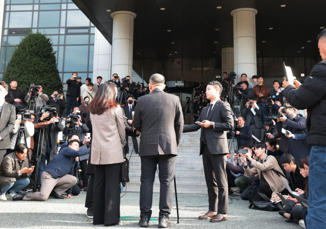 명태균 씨가 8일 검찰 조사를 받기 위해 경남 창원시 성산구 창원지방검찰청에 출석하고 있다. 창원=연합뉴스