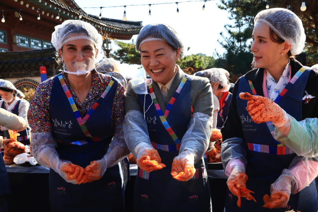 송미령(가운데) 농림축산식품부 장관이 22일 서울 성북구 삼청각에서 열린 ‘2024년 제5회 김치의 날’ 기념식에서 김장을 담그고 있다. 사진 제공=농식품부