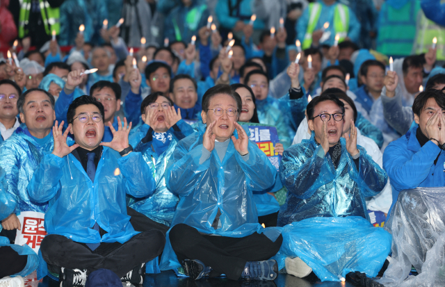 더불어민주당 이재명 대표(가운데), 박찬대 원내대표(왼쪽), 김민석 최고위원 등이 16일 서울 광화문 북측광장 인근에서 더불어민주당 주최로 열린 '김건희 윤석열 국정농단 규탄·특검 촉구 제3차 국민 행동의 날' 장외 집회에서 함성을 외치고 있다. 연합뉴스