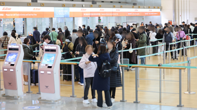 사진은 기사 내용과 무관함. 인천국제공항 제1여객터미널에서 일본 등 해외로 향하는 여행객들이 탑승 수속을 위해 줄을 서고 있다. 연합뉴스