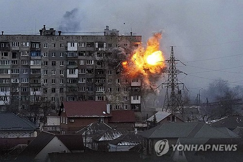 지난 2022년 마리우폴에서 발생한 교전 장면. AP연합뉴스