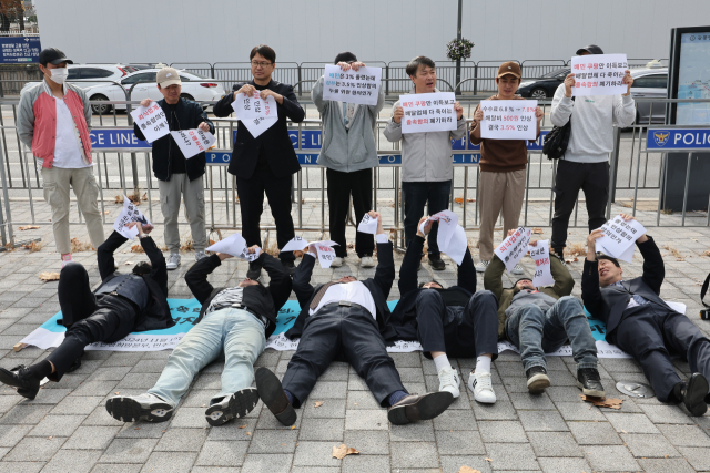 이달 15일 오전 서울 용산구 대통령실 앞에서 전국가맹점주협의회 등 단체 관계자들이 상생협의체 결정을 규탄하고 합의안 폐기와 재협의를 요구하는 기자회견을 하고 있다. 연합뉴스.