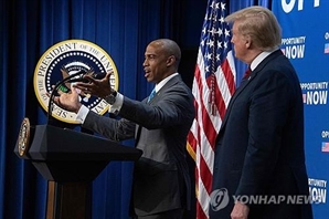 트럼프, 주택도시장관에 NFL선수 출신 발탁…첫 흑인 장관 후보