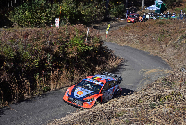 현대 월드랠리팀이 2024 WRC 13라운드 일본 랠리의 SS12(스페셜 스테이지12)에서 경기를 펼치고 있는 모습. 사진제공=현대차