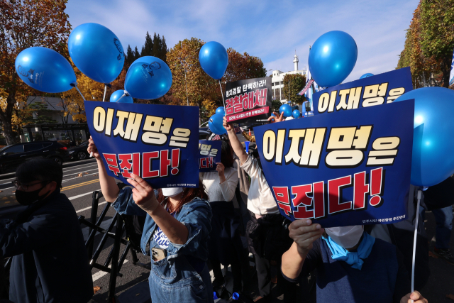 공직선거법상 허위사실 공표 혐의를 받는 더불어민주당 이재명 대표의 1심 선고 공판이 열리는 15일 서울 서초구 서울중앙지방법원 인근에서 민주시민 국민항쟁 추진연대 등 단체가 지지집회를 열고 있다. 연합뉴스