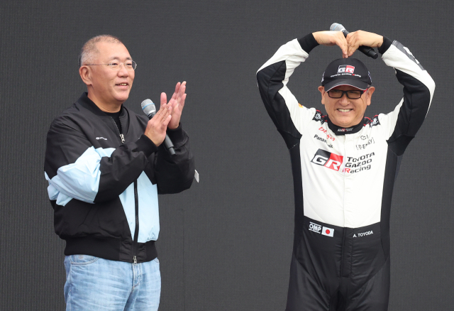 경기도 용인시 에버랜드 스피드웨이에서 열린 '현대 N x 토요타 가주 레이싱(Hyundai N x TOYOTA GAZOO Racing) 페스티벌'에서 정의선 현대자동차그룹 회장과 도요다 아키오 일본 도요타자동차그룹 회장이 함께 인사하고 있다. 사진제공=현대차