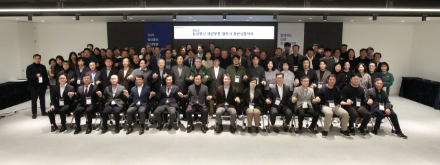 이준서 삼성물산 패션부문장(앞줄 가운데)과 임직원, 협력사 대표들이 지난 21일 서울 강남구 본사 사옥에서 기념 촬영을 하고 있다. 사진제공=삼성물산 패션부문