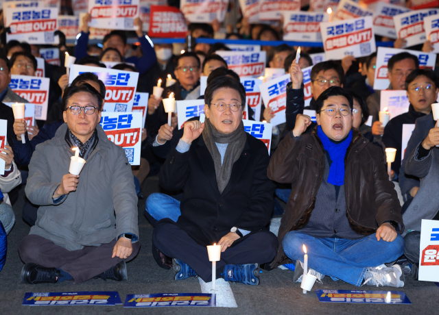 이재명(가운데) 더불어민주당 대표, 박찬대(오른쪽) 원내대표, 김민석 최고위원 등이 23일 서울 종로구 광화문 북측광장 인근에서 더불어민주당 주최로 열린 ‘김건희·윤석열 국정농단 규탄·특검 촉구 제4차 국민행동의 날’ 장외 집회에서 구호를 외치고 있다. 연합뉴스