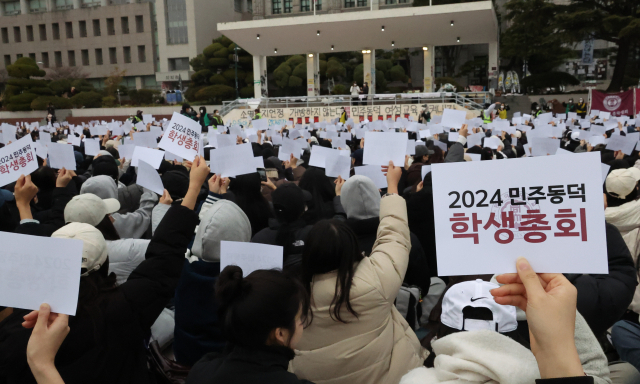 동덕여대가 공학 전환을 논의했다고 알려지며 학생들이 반대 시위를 이어가고 있는 20일 서울 성북구 동덕여대 학생들이 교내 운동장에서 학생총회를 열고 '동덕여대의 공학 전환'과 관련 찬반투표를 하고 있다. 연합뉴스