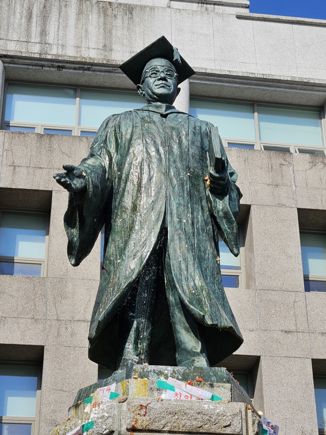 12일 남녀공학 추진에 반대하는 동덕여대 학생들의 항의로 계란에 맞아 더럽혀진 동덕학원 설립자 조동식 선생 동상. 박민주 기자