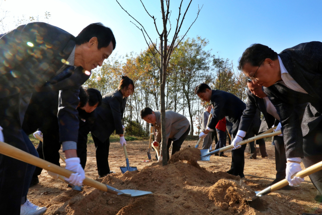 농심과 협력 기관 관계자들이 꿀샘식물을 심고 있다. 사진 제공=농심