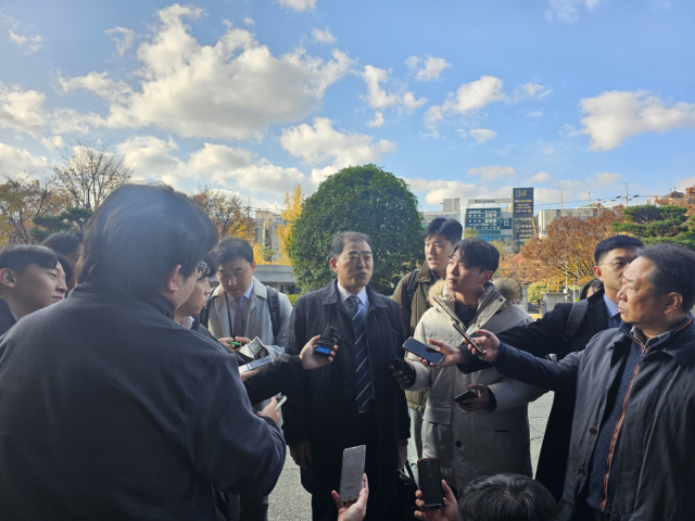 윤석열 대통령 부부 공천 개입 의혹 핵심 당사자인 명태균 씨 측 변호인 남상권(가운데) 변호사가 25일 오전 명 씨의 검찰 소환 조사 입회에 앞서 취재진의 질문에 답하고 있다. 박종완 기자