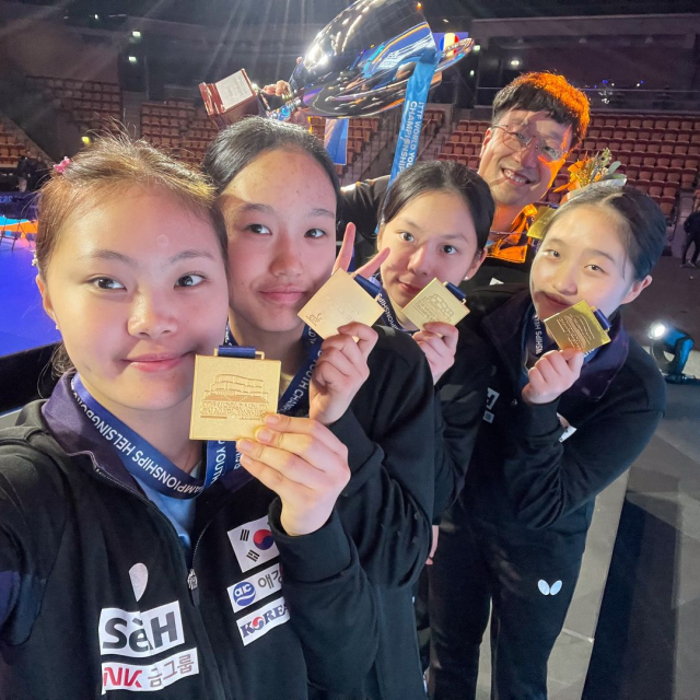 2024 국제탁구연맹(ITTF) 세계청소년선수권 여자 단체전 정상에 오른 한국 여자 주니어 대표팀이 시상식 후 금메달을 들고 세리머니를 하고 있다. 사진 제공=ITTF