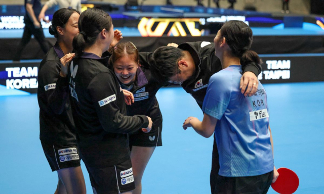 한국 여자 주니어 대표팀이 2024 국제탁구연맹(ITTF) 세계청소년선수권 여자 단체전 결승 대만전에서 승리한 후 어깨동무하며 기쁨을 만끽하고 있다. 사진 제공=ITTF