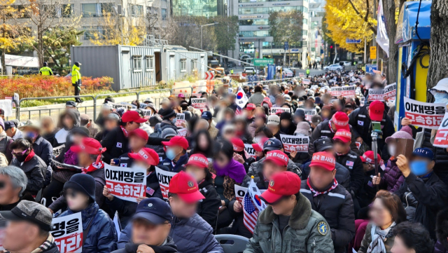 이재명 더불어민주당 대표의 위증교사 혐의 1심 선고 공판이 열리는 서울 서초구 서울중앙지법 인근에서 25일 보수단체 회원들이 집회를 열고있다. 이승령 기자