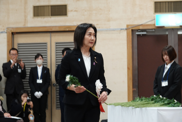 일본 외무성의 이쿠이나 아키코 외무성 정무관이 24일 오후 니가타현 사도섬 서쪽에 있는 사도시 아이카와개발종합센터에서 열린 '사도광산 추모식'에서 헌화하고 있다./연합뉴스