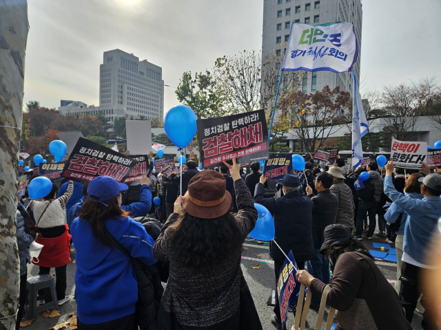 25일 이재명 더불어민주당 대표의 위증교사 혐의 1심 선고를 앞두고 이 대표 지지자들이 풍선을 들고 구호를 외치고 있다. 박민주 기자