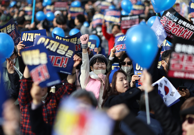 25일 오후 서울중앙지법에서 열린 더불어민주당 이재명 대표의 ‘위증교사 혐의’ 사건 1심 선고가 무죄 판결되자 서울중앙지검 인근에서 지지자들이 기뻐하고 있다. 연합뉴스