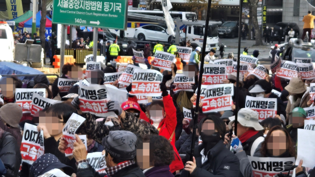 25일 이재명 더불어민주당 대표의 위증교사 혐의 1심 선고 결과가 전해진 직후 보수 지지자들이 격앙된 모습으로 피켓을 들고 구호를 외치고 있다. 이승령 기자