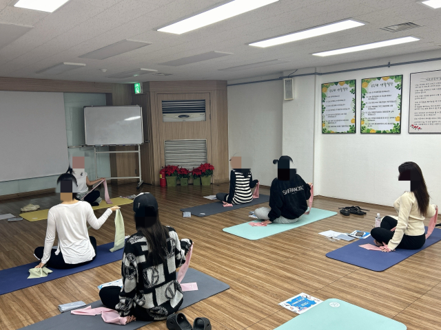 한국마약퇴치운동본부 중앙함께한걸음센터에서 재활 치료 대상자들이 신체 활동 프로그램을 진행하고 있다. 사진 제공=중앙함께한걸음센터