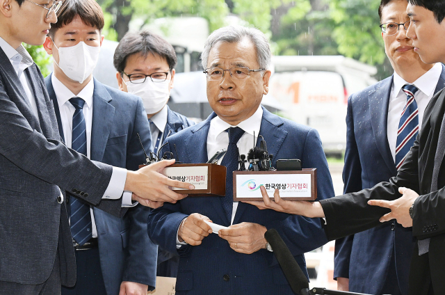 '대장동 50억클럽' 의혹을 받고 있는 박영수 전 특별검사가 29일 서울 서초구 서울중앙지방법원에서 열린 구속 전 피의자 심문(영장실질심사)'에 출석하며 입장을 밝히고 있다. 오승현 기자 2023.06.29