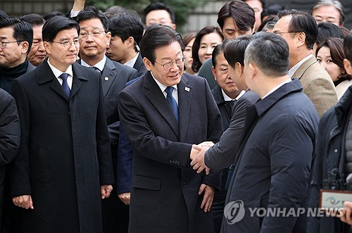 이재명 더불어민주당 대표가 25일 오후 서울 서초구 서울중앙지법에서 열린 '위증교사' 혐의 사건 1심 선고 공판에 출석하며 법정으로 향하고 있다. 연합뉴스