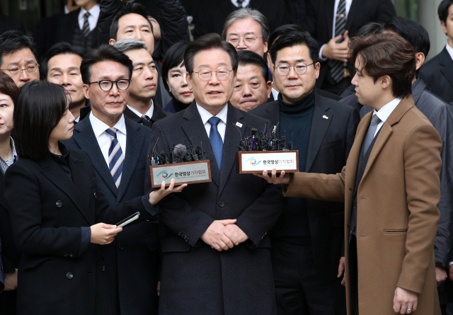 이재명 더불어민주당 대표가 25일 서울 서초구 서울중앙지법에서 열린 ‘위증교사’ 혐의 사건 1심 선고 공판에서 무죄 선고를 받은 뒤 취재진의 질문에 답하고 있다. 연합뉴스