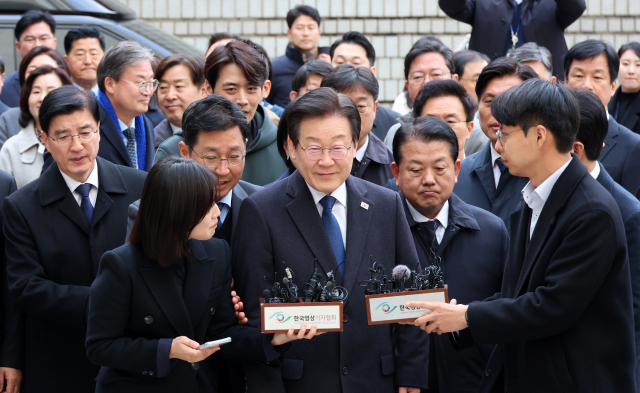 공직선거법 위반 사건 1심에서 징역형의 집행유예를 선고받은 이재명 더불어민주당 대표가 25일 오후 서울 서초구 서울중앙지법에서 열린 '위증교사' 혐의 사건 1심 선고 공판에 출석하며 법정으로 향하고 있다. 사진공동취재단