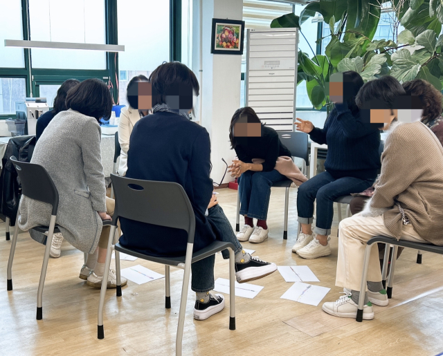 한국마약퇴치운동본부 중앙함께한걸음센터에서 마약류 재활 치료 대상자들이 심화 집단 프로그램을 진행하고 있다. 사진 제공=중앙함께한걸음센터