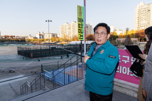 박강수 마포구청장이 망원유수지에 설치된 안전차단기를 점검하고 있다. 사진제공=마포구청