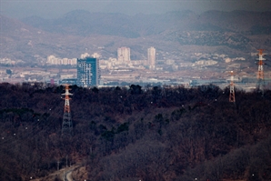 北, 남측이 만든 개성공단 송전탑 전선 끊어