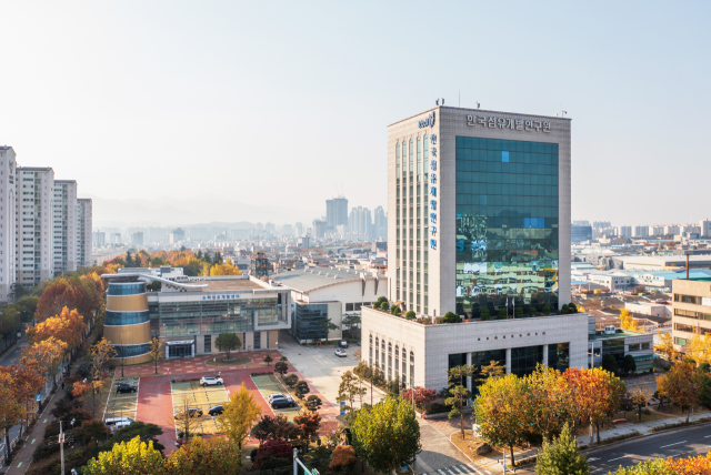 대구 서대구산단 내에 위치한 한국섬유개발연구원 전경. 섬유패션산업 르네상스를 이끌 핵심 기관이다. 사진제공=한국섬유개발연구원