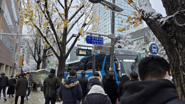 27일 오전 서울 종로구 인사동 인근의 한 버스정류장. 이승령 기자