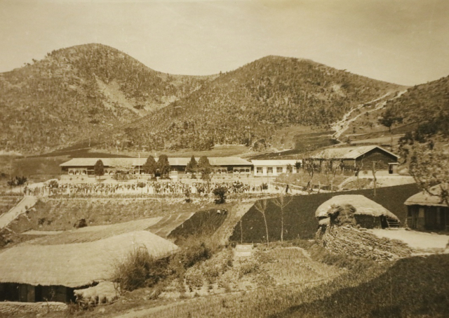 지도읍 옛 사진전에 전시 중인 1944년도 지도 공립국민학교. 사진 제공=신안군