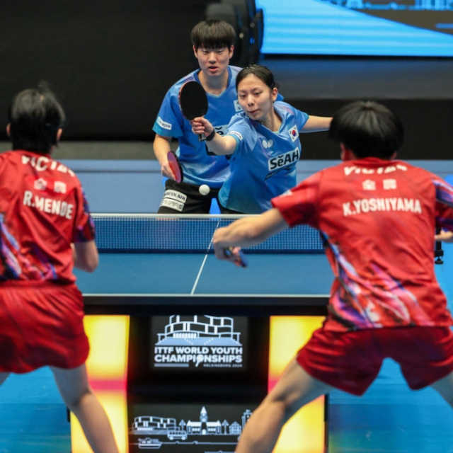 2024 국제탁구연맹(ITTF) 세계청소년선수권대회 혼합복식에 나선 오준성(왼쪽)과 박가현. 사진 제공=국제탁구연맹