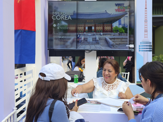 멕시코시티 대형 쇼핑몰 오아시스에서 열린 한국관광대축제에서 여행사 직원이 한국여행상품을 소개하고 있다. 사진 제공=한국관광공사