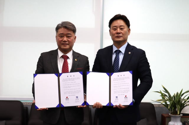 경기도의회 더불어민주당 최종현 대표와 국민의힘 김정호 대표가 의사일정 정상화가 담긴 합의문을 공개하고 있다. 사진 제공 = 경기도의회