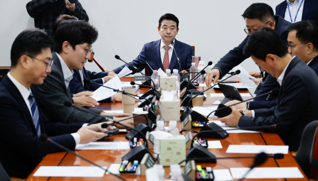 박정 예산결산특별위원회 예산안조정소위원장이 27일 오전 서울 여의도 국회에서 열린 제418회국회(정기회) 제8차 예산안등조정소위원회를 주재하고 있다. 뉴스1