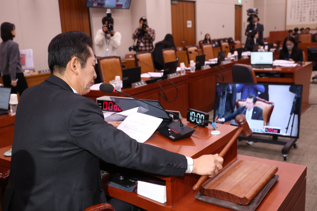 정청래 국회 법제사법위원장이 27일 국회에서 열린 전체회의에서 의사봉을 두드리고 있다. 연합뉴스