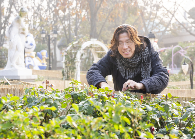 이준규 에버랜드 식물콘텐츠그룹장이 경기도 용인 에버랜드에서 정원을 가꾸고 있다. 사진 제공=에버랜드