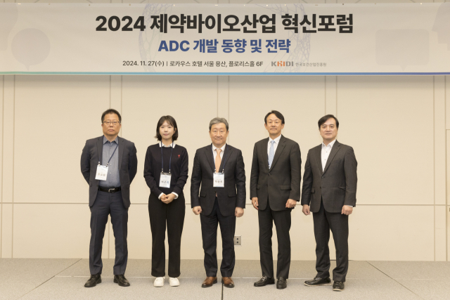 차순도(가운데) 보건산업진흥원장이 27일 서울 용산 로카우스호텔에서 열린 '2024 제약바이오산업 혁신포럼'에 앞서 기념촬영을 하고 있다. 사진 제공=보건산업진흥원