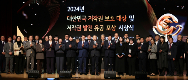 유인촌 문화체육관광부 장관이 27일 서울 용산구 국립중앙박물관 대강당에서 열린 ‘2024 대한민국 저작권 보호 대상 및 저작권 발전 유공 포상 시상식’에서 수상자들과 기념 촬영하고 있다. 사진 제공=문체부