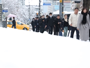 폭설로 서울 '출퇴근 대란'…지하철·버스 증회·연장