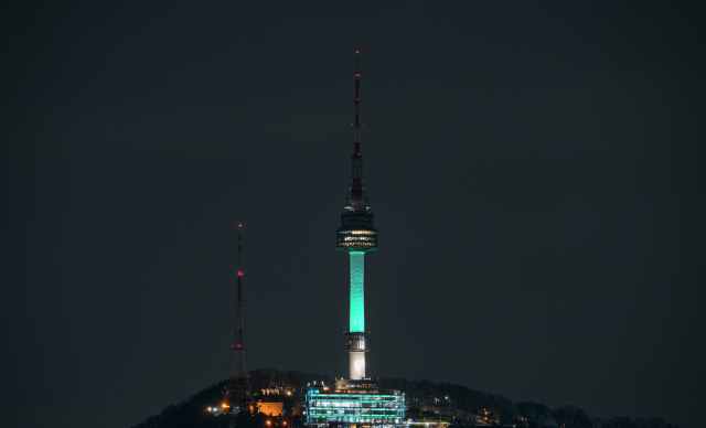 그린오로라가 적용된 서울 남산타워. 사진 제공=서울시