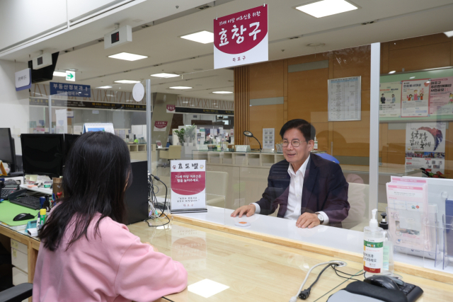 박강수 마포구청장이 마포구청 종합민원실에 설치된 ‘효창구’와 ‘효도벨’을 점검하고 있다. 사진제공=마포구청