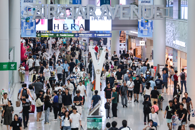 추석연휴 시작을 앞둔 올해 9월 13일 인천국제공항 제1여객터미널 면세구역이 여행객 등으로 붐비고 있다. 연합뉴스