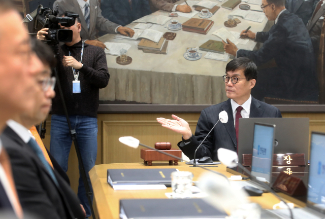 이창용 한국은행 총재가 28일 서울 중구 한국은행에서 열린 금융통화위원회 통화정책방향 회의를 주재하고 있다. 사진공동취재단