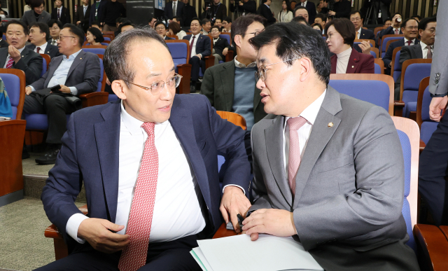 추경호(왼쪽) 국민의힘 원내대표와 배준영 원내수석부대표가 28일 오후 국회에서 열린 의원총회에서 대화하고 있다. 2024.11.28 연합뉴스