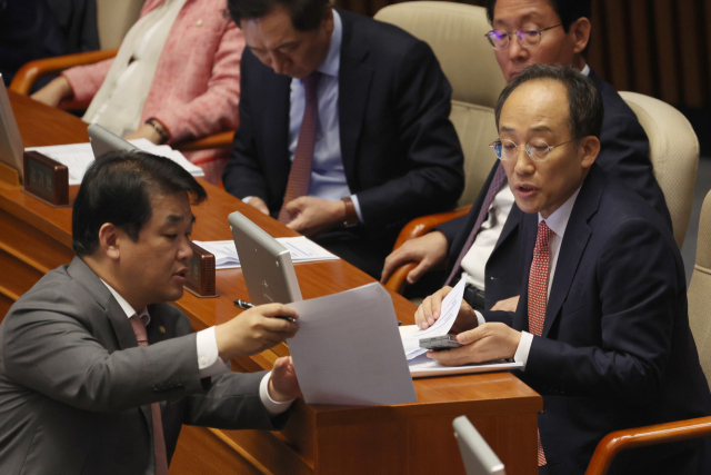 28일 국회 본회의에서 국민의힘 추경호 원내대표와 배준영 원내수석부대표가 대화하고 있다. 연합뉴스